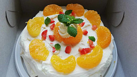 Galerie letních dobrot pro inspiraci: Na stole jsou dezerty, kterým vládne ovoce