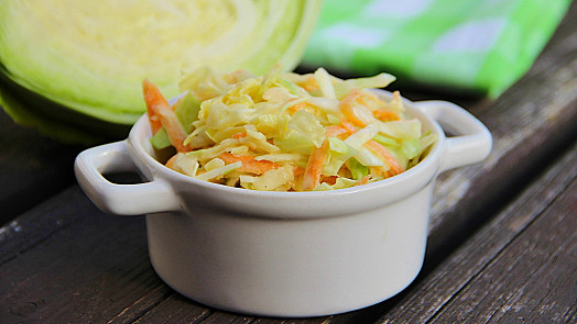 Jak udělat salát Coleslaw? Přinášíme jednoduchý recept, který si zamilujete
