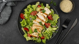 Saláty s kuřecím masem: Doplňte svěží salát o důležité bílkoviny, které zasytí