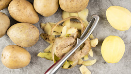 Jak využít slupky z brambor? Jako jídlo, hnojivo, první pomoc nebo podpalovač