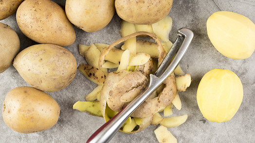 Jak využít slupky z brambor? Jako jídlo, hnojivo, první pomoc nebo podpalovač