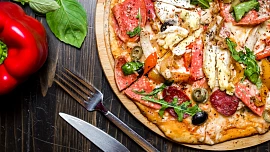 Chyby při obložení pizzy: Vhodné množství ingrediencí zajistí správnou propečenost