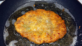 Proč prská maso na pánvi? Poradíme, jak se tomu vyhnout a prskání minimalizovat