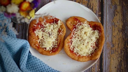 Jak udělat domácí langoše? Společně s česnekem, kečupem i sýrem jsou neodolatelné