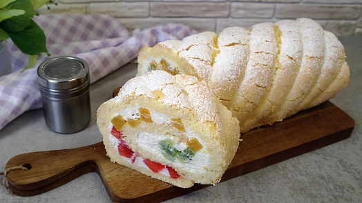 Stříkaná roláda s ovocem chutná i v parných dnech. Připravte ji podle videonávodu