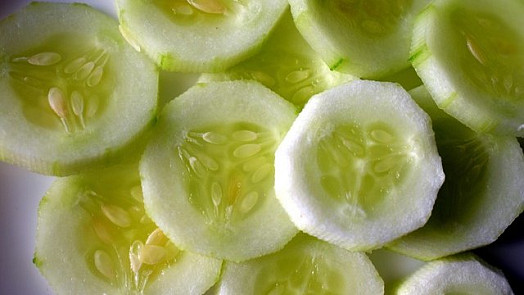 Loupat nebo neloupat okurky? Poradíme, kdy je loupání důležité