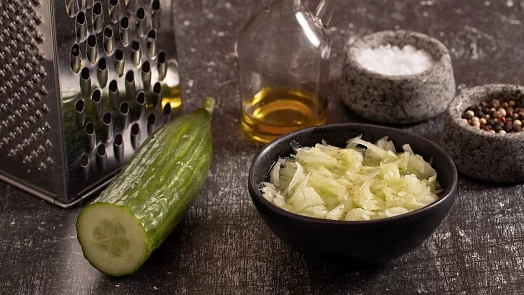 Okurkový salát podle ČSN: Připravte si skvěle osvěžující salát k obědu
