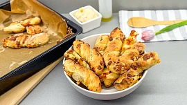 Hledáte křupavé pohoštění pro návštěvu? Vyzkoušejte domácí sýrové twisty