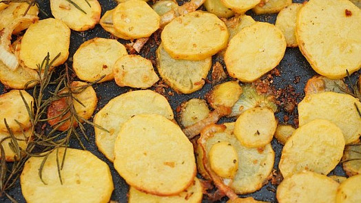 Jak dlouho vařit brambory pokrájené na plátky? Radíme nejen začátečníkům