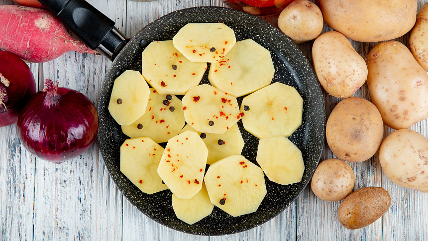 Jak krájet tenké plátky brambor? Použijeme nůž, struhadlo, mandolínu nebo škrabku