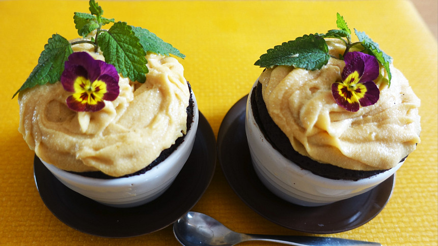 Co dát na mug cake? Moučník bude jako z luxusní cukrárny, když ho hezky ozdobíte