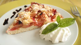 Léto u babičky: I v dospělosti vzpomínáme na babiččiny koláče s ovocem a drobenkou