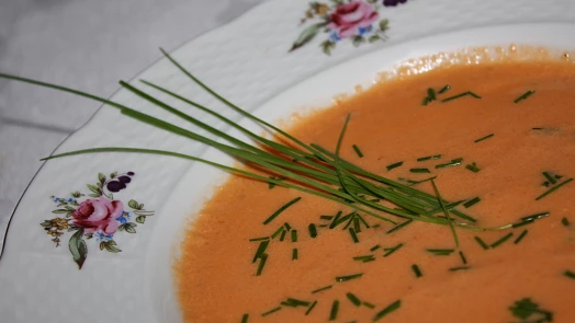 Cuketová polévka s osvěžující letní chutí: Přidejte do ní rajčata a čerstvé bylinky