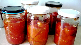 Rajčata zavařená s bazalkou jsou výborný polotovar, který v zimě oceníte