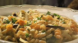 Jak udělat těstoviny se zelím? Chutné jídlo jako od babičky je vmžiku hotové