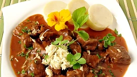 Guláš má mnoho chutí. Patří do něj různé suroviny a může chutnat pokaždé jinak