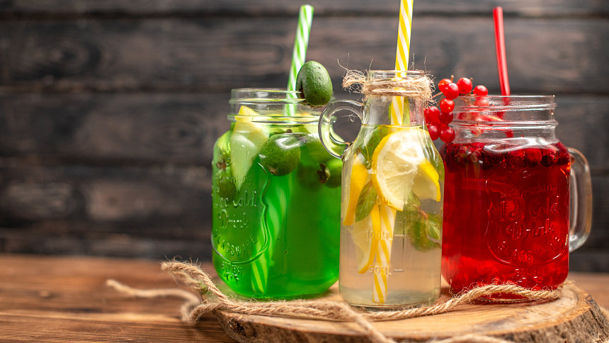 Tibi limonáda je kvašená voda, nazývaná vodní kefír. Svou chutí připomíná burčák