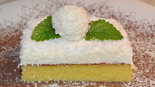 Jak udělat kokosový krém? Kokos vmícháme do krému nebo jím posypeme povrch dortu