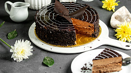 Čokoládová poleva se smetanou: Jak ji udělat, aby byla jemná, pevná a krájecí?