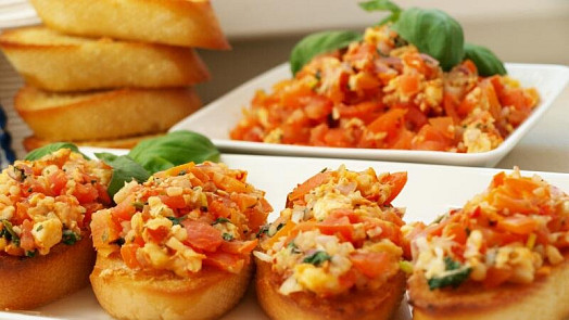Bruschetta s rajčaty láká už na pohled. Vůně bazalky a chuť pravé Itálie u vás doma