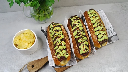 Skládaný grilovaný hotdog: Do rozkrojené housky nemusíte vkládat pouze párek