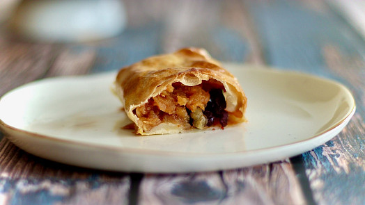 Jak udělat tažený štrúdl? S těstem podle receptu našich babiček se krásně pracuje Jak udělat tažený štrúdl? S těstem podle receptu našich babiček se krásně pracuje