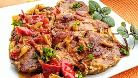 Krkovice naložená v hořčici, pečená s cibulí, paprikami a rajčaty: Šťavnatá a voňavá