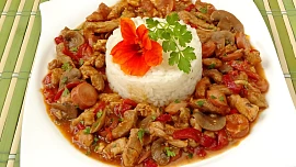 Guláš je klasikou, kterou by měla zvládnout každá kuchařka. Poradíme, jak na to