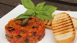 Jak připravit lilkový tatarák? Vegetariánský recept nadchne výraznou chutí
