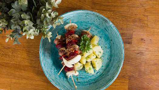 Špízy s marinovaným masem: Připravte si stylový recept v troubě i venku na grilu