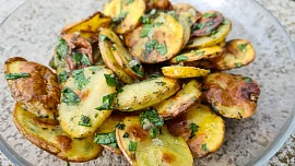 Slepý myši z Vysočiny: Jednoduše a rychle upečené brambory chutnají s česnekem