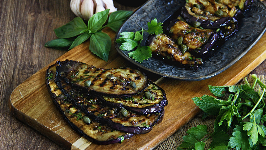 Jak grilovat lilek? Díky marinádě získá lahodnou chuť a má kouřové aroma z grilu