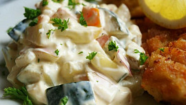 Bramborový salát bez brambor: Připravte klasiku netradičně s cuketou místo brambor