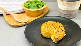 Domácí burek je z horkovzdušné fritézy krásně křupavý. Stačí postupovat podle videonávodu