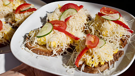 Topinky s vajíčkem a strouhaným sýrem: Tato jednoduchá rychlovka příjemně zasytí