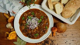 Jak uvařit houbový guláš? Stačí pár surovin a chutný oběd je za chvíli na stole