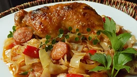 Kuřecí stehna na hlávkovém zelí: Udělejte skvělý oběd či večeři s chlebem i bez něj