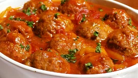 Masové kuličky na pivu: Užijte si pekáček plný barevné zeleniny a šťavnatého masa