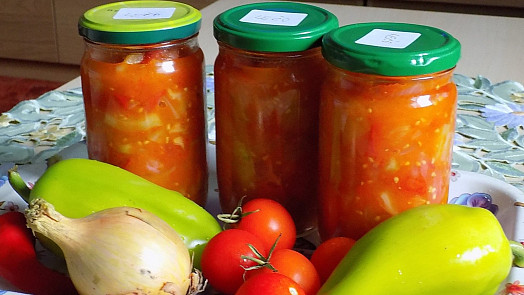 Babiččina kuchyně byla úžasnou výrobnou sezónních pochoutek, třeba báječného leča