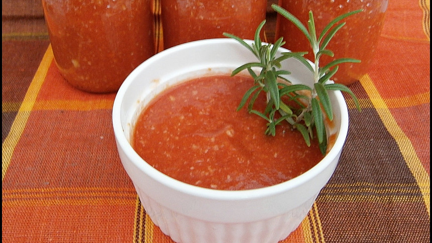 Domácí pasta z kapií a česneku: Gulášům a polévkám jednoduše dodá ten správný šmrnc