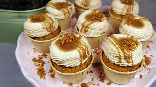 Lotus cupcakes s krémovou polevou si zamilujete. Videonávod vám s nimi pomůže
