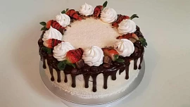 Krémy jsou pomyslnou třešničkou na dortu. Moučník dochutí a ještě krásně ozdobí