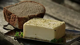 Česnekové máslo: Dodejte svému pokrmu výraznou vůni a výtečnou chuť