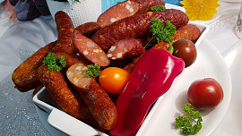 Jak udělat domácí klobásy? Poradíme osvědčený recept na uzené pochoutky