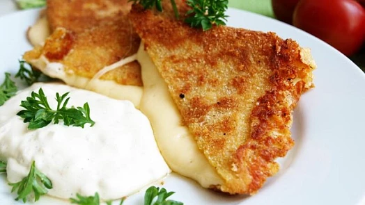 Čím obalit sýr bez vajíčka? 5 alternativ pro perfektní a křupavý smažák