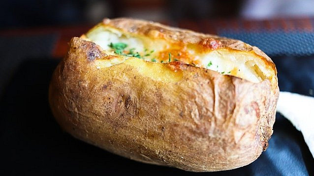 Dopřejte dětem zážitkovou gastronomii. Upečte jim brambory v popelu