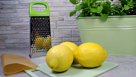 Citronovou kůru můžete získat, aniž byste ušpinili struhadlo. Videonávod pomůže