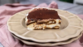 Tiramisu z pomazánkového másla: Připravte si vláčný nepečený dezert s kávovou příchutí