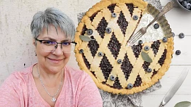 Mřížkové koláče mají typický tvar, který tvoří pásky těsta přes barevnou marmeládu