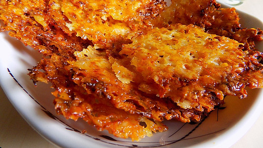Sýrové chipsy: Jak připravit tento křupavý a rychlý snack podle videonávodu